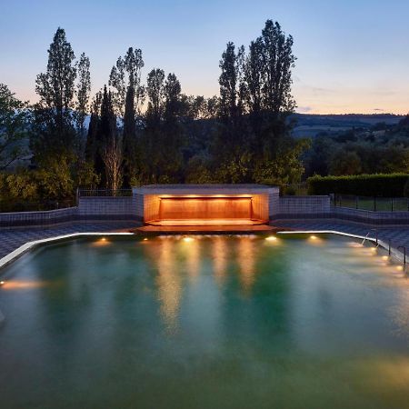 Fonteverde Lifestyle & Thermal Retreat - The Leading Hotels Of The World ซานกัสชาโน ดี บาญญี ภายนอก รูปภาพ The memorial at night
