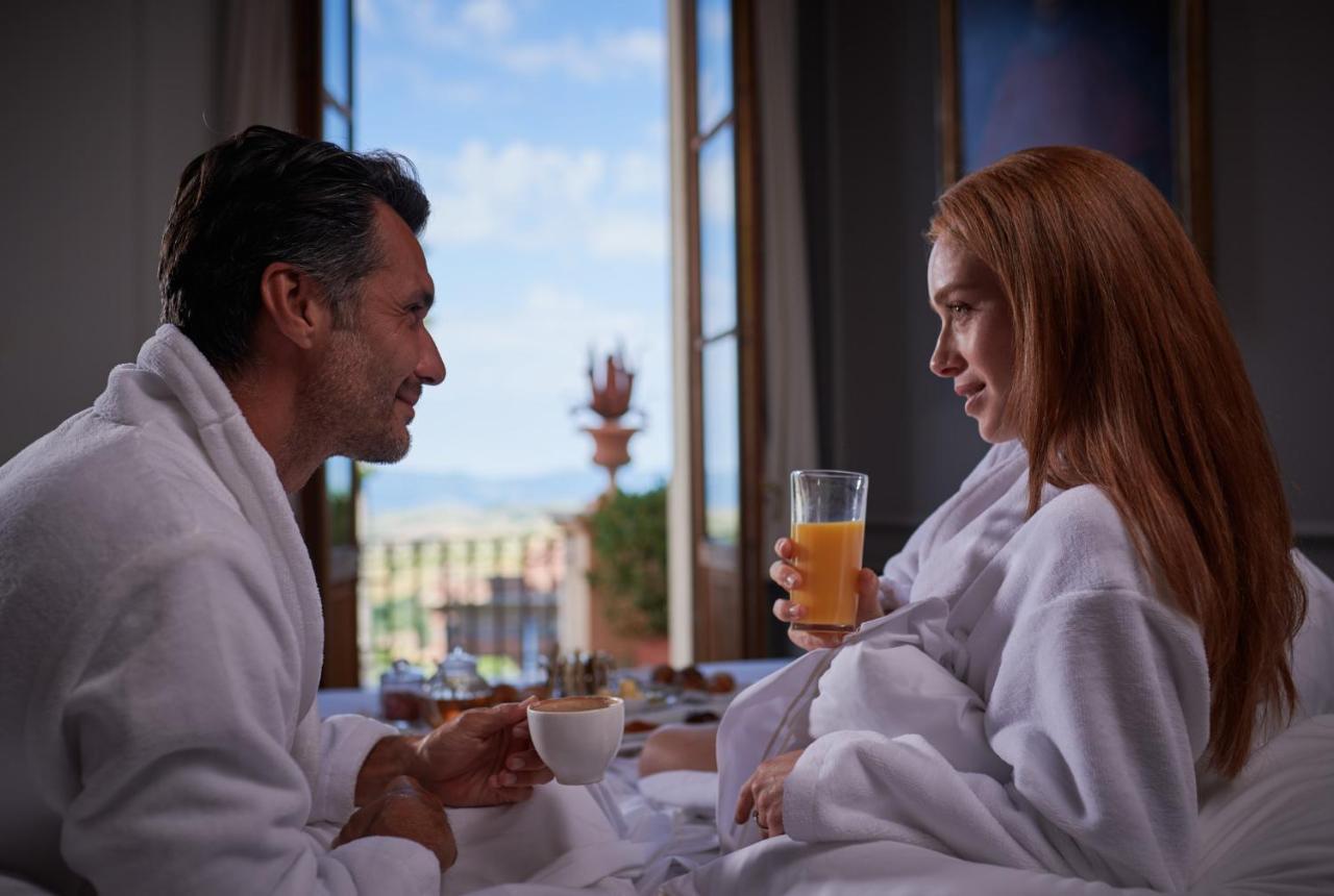 Fonteverde Lifestyle & Thermal Retreat - The Leading Hotels Of The World ซานกัสชาโน ดี บาญญี ภายนอก รูปภาพ A couple wearing bathrobes