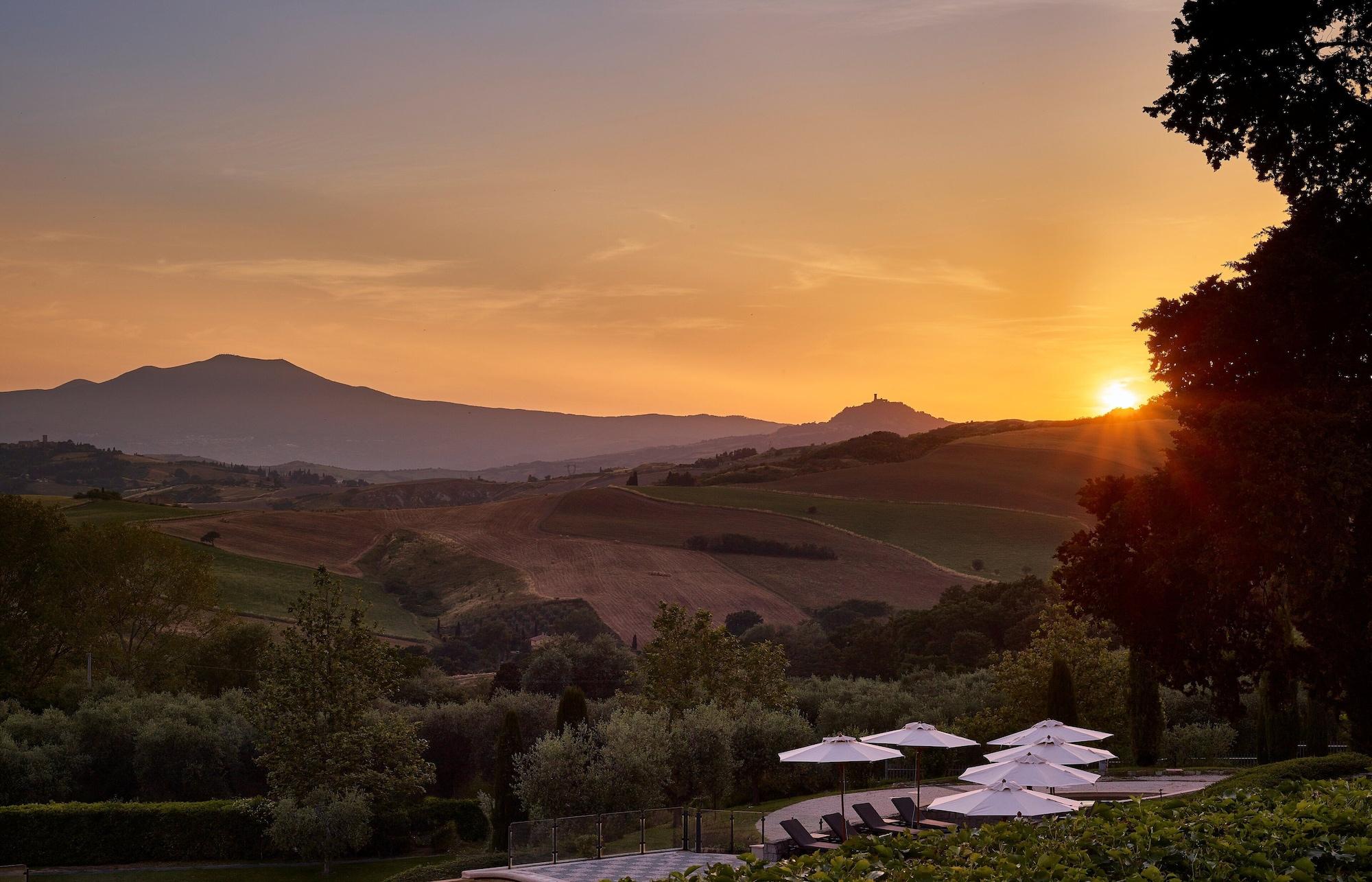 Fonteverde Lifestyle & Thermal Retreat - The Leading Hotels Of The World ซานกัสชาโน ดี บาญญี ภายนอก รูปภาพ Sunset at the resort
