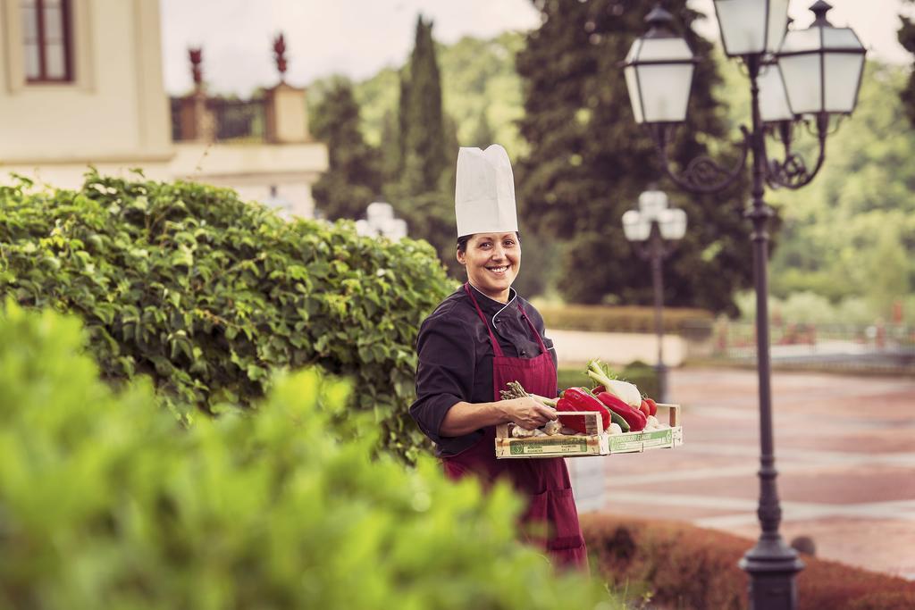 Fonteverde Lifestyle & Thermal Retreat - The Leading Hotels Of The World ซานกัสชาโน ดี บาญญี ภายนอก รูปภาพ A chef at work